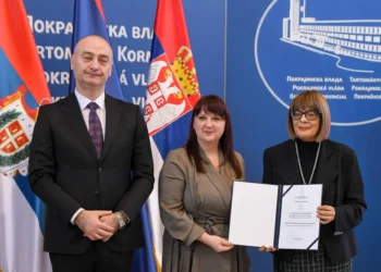 Certifikát prebrala predsedníčka Obce Báčsky Petrovec Viera Krstovská