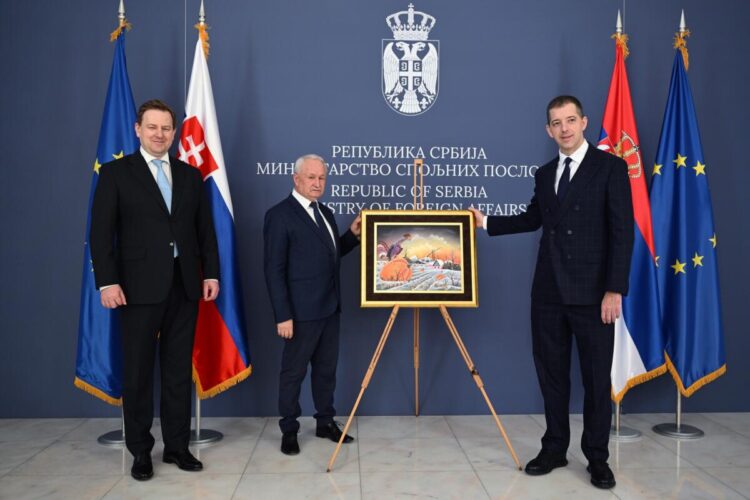 Veľvyslanec SR v Belehrade Michal Pavúk, majiteľ Galérie Babka Pavel Babka a minister zahraničných vecí Srbska Marko Đurić