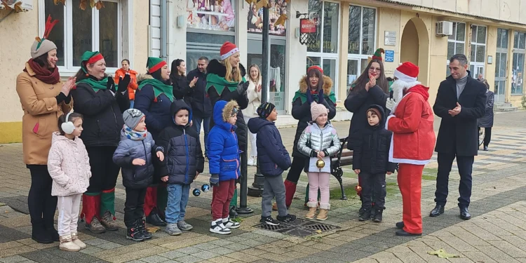 Prváčikovia základných škôl zo všetkých dedín obce priniesli už vyhotovené ozdoby na stromček