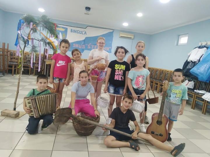 V bingulskom spolku sa stále niečo deje. Takto sa členovia Detského folklórneho súboru Čerešničky nemohli dočkať tohtoročného Detského folklórneho festivalu Zlatá brána v Kysáči. (foto: z archívu SKUS M. R. Štefánika)