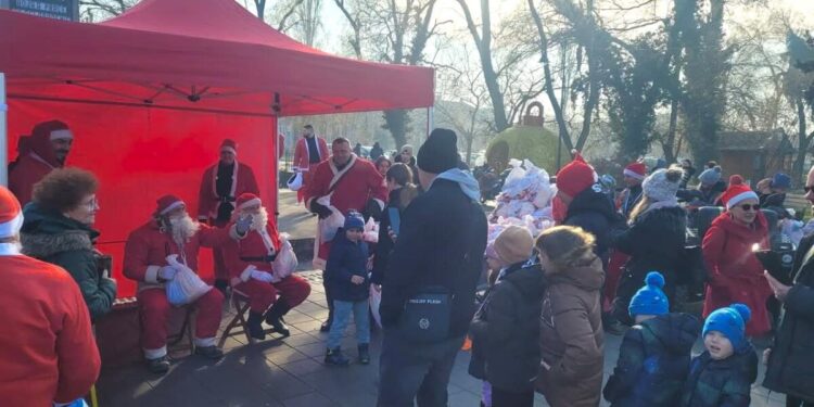 Delenie balíkov na petrovskom námestí (foto: z archívu motorkárov)