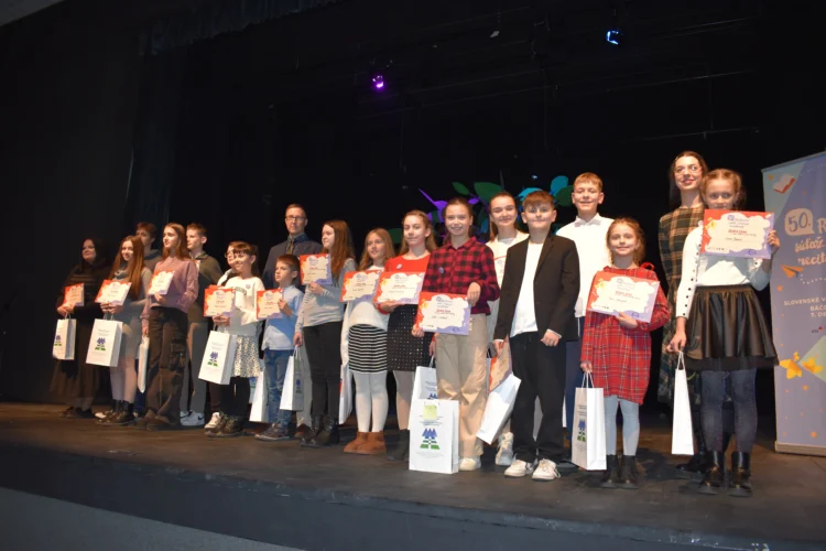 Odmenení recitátori s organizátormi súťaže