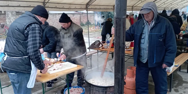 Pod veľkým stanom na nádvorí MS Kovačica bolo 12 súťažných skupín