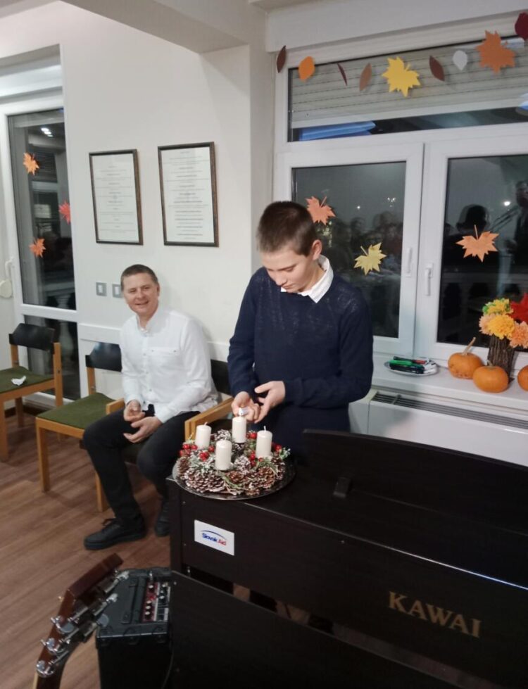 Na adventom venci bola zapálená druhá svieca