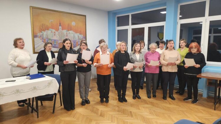 Členky Ženského cirkevno-zborového spevokolu Kresťanské srdcia pod vedením Jána Dišpitera zaspievali hymnickú pieseň tohto strediska Hojže, Bože