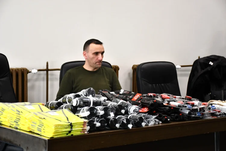 Aby boli bezpečnejší v doprave, prítomným rozdelili svetlené a reflektujúce pomôcky