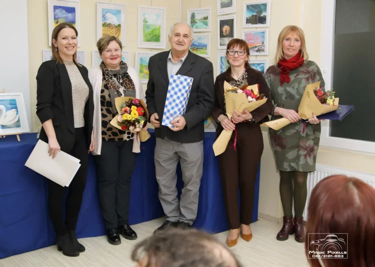Kytice a diplomy pre dlhoročnú prácu v združení (Foto: ZPVU / O. Benka)