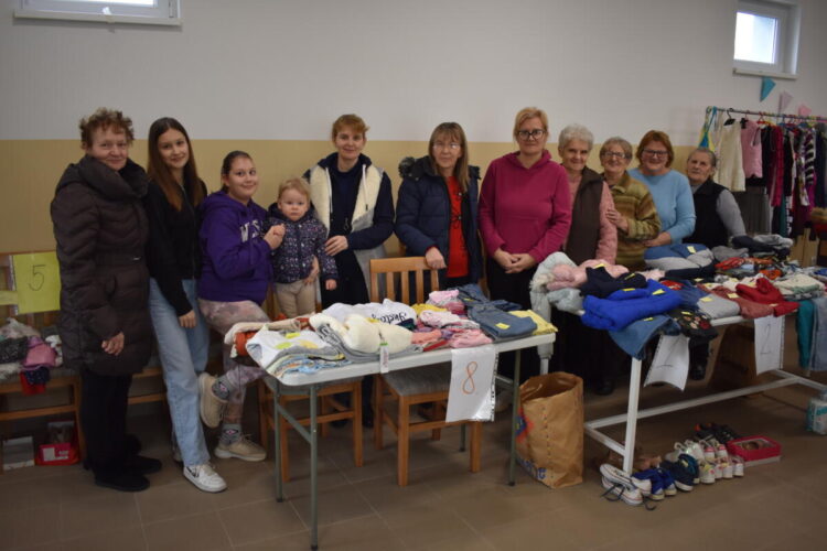 Časť organizátoriek bazáru s návštevníkmi v pondelkové predobedie