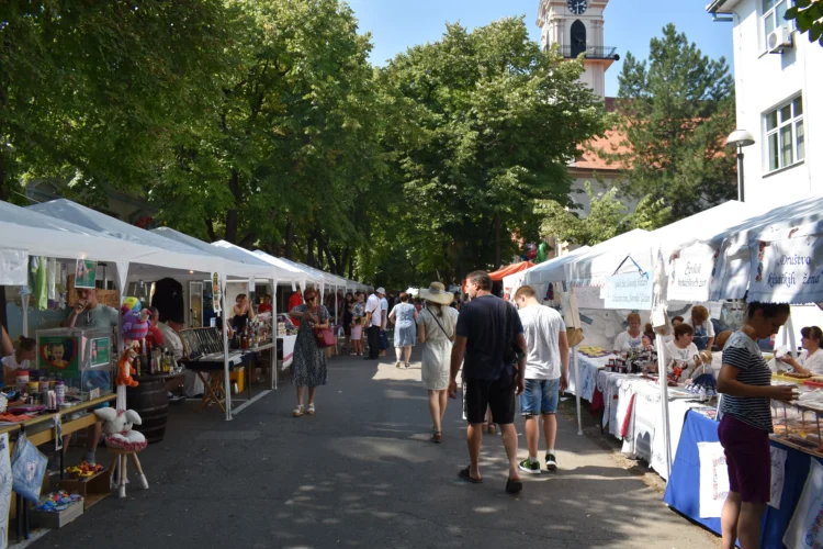 Jarmok počas Slovenských národných slávností v Báčskom Petrovci vždy priláka veľký počet návštevníkov