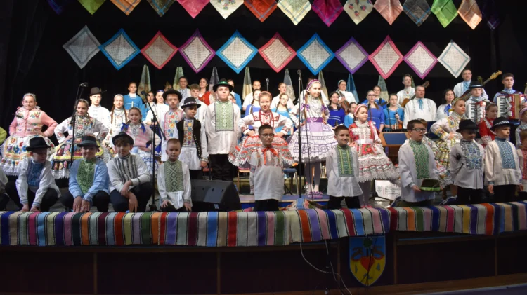 Účastníci piatkového koncertu, ktorý bolo vyhranený pre škôlkarov a najmladších spevákov