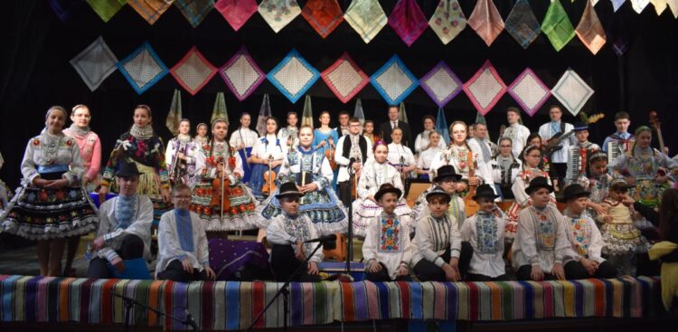 Účastníci sobotňajšieho koncertu so vzácnym hosťom – veľvyslancom Michalom Pavúkom