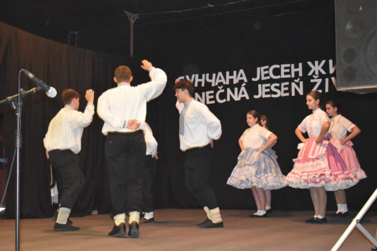 Slovenské ľudové tance v podaní mládežníckeho súboru