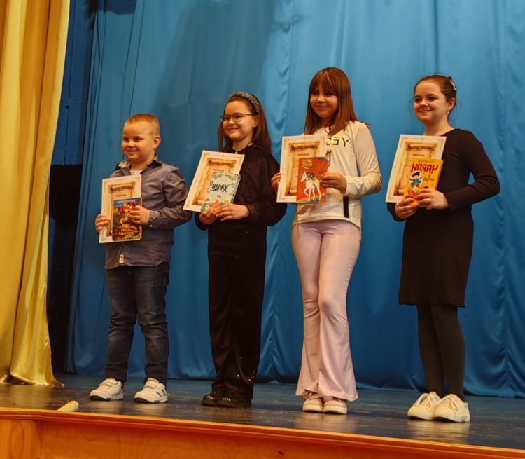 Najúspešnejší v mladšej vekovej kategórii; Elena Vrabčeniaková je
druhá zľava (foto: Gordana Bjelajac / Narodna biblioteka Vuk Karadžić, Bač)