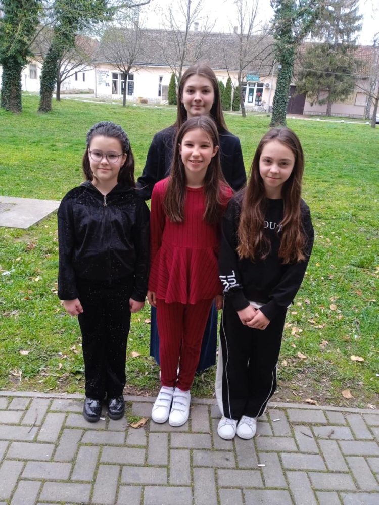 Selenčské recitátorky na súťaži v Báči (foto: Renáta Súdiová)