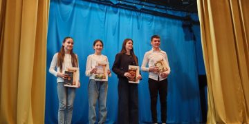 Do oblastnej súťaže postúpili títo štyria recitátori v staršej kategórii;
Alena Slonková je druhá sprava (foto: Gordana Bjelajac / Narodna biblioteka Vuk Karadžić, Bač)