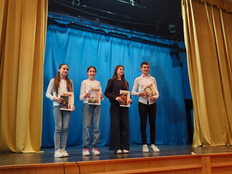 Do oblastnej súťaže postúpili títo štyria recitátori v staršej kategórii;
Alena Slonková je druhá sprava (foto: Gordana Bjelajac / Narodna biblioteka Vuk Karadžić, Bač)