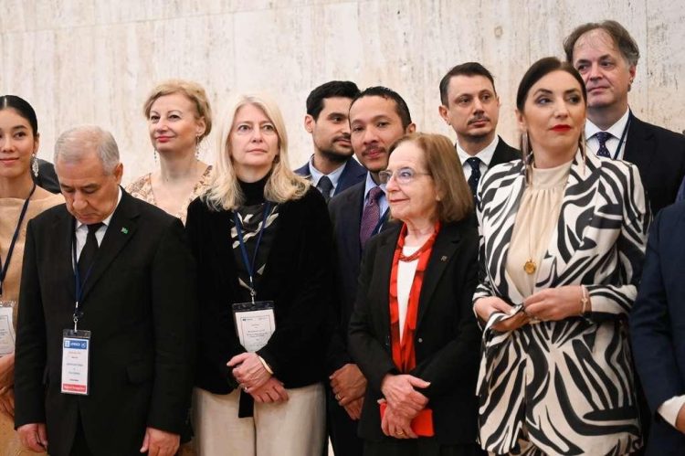 Ministerka Begovićová a časť účastníkov okrúhleho stola (Foto: srbija.gov.rs)