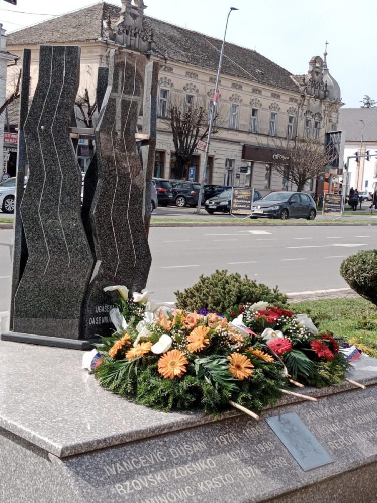 Na pomníku sú vypísané mená a priezviská zahynutých vojakov v NATO agresii zo Staropazovskej obce