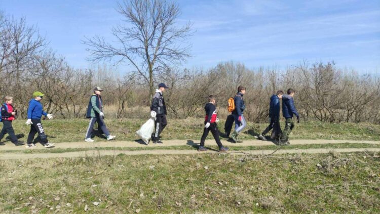 Pomáhali aj mladí členovia školy rybolovu