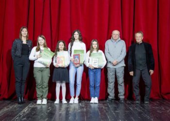 Odmenení žiaci vyšších ročníkov základnej školy s členmi odbornej poroty; Hana Ćosićová je druhá zľava (Foto: Portal moj grad Sremska Mitrovica)