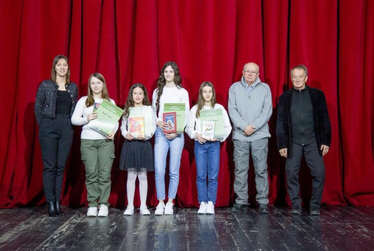 Odmenení žiaci vyšších ročníkov základnej školy s členmi odbornej poroty; Hana Ćosićová je druhá zľava (Foto: Portal moj grad Sremska Mitrovica)