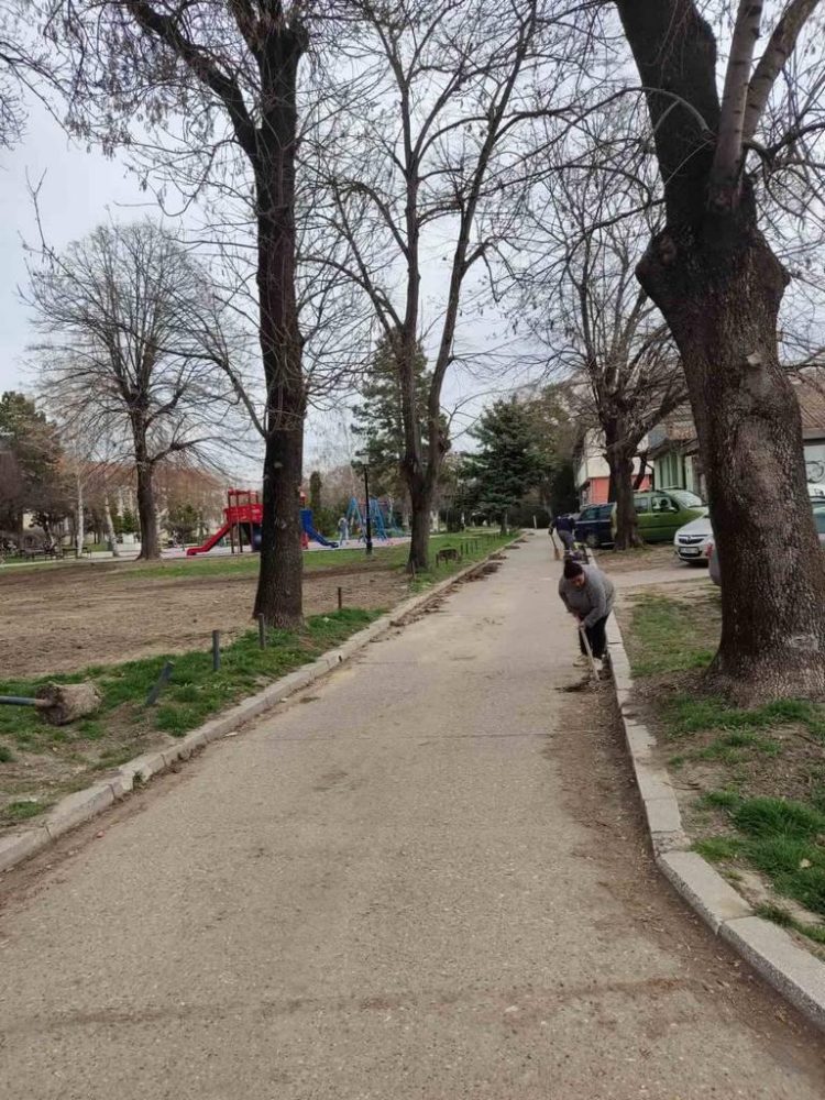Čistenie priestoru medzi parkom a domom zdravia (foto: VKP Čistoća)