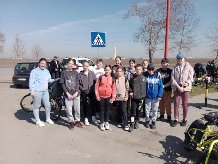 Skupina žiakov staropazovskej ZŠ hrdinu Janka Čmelíka