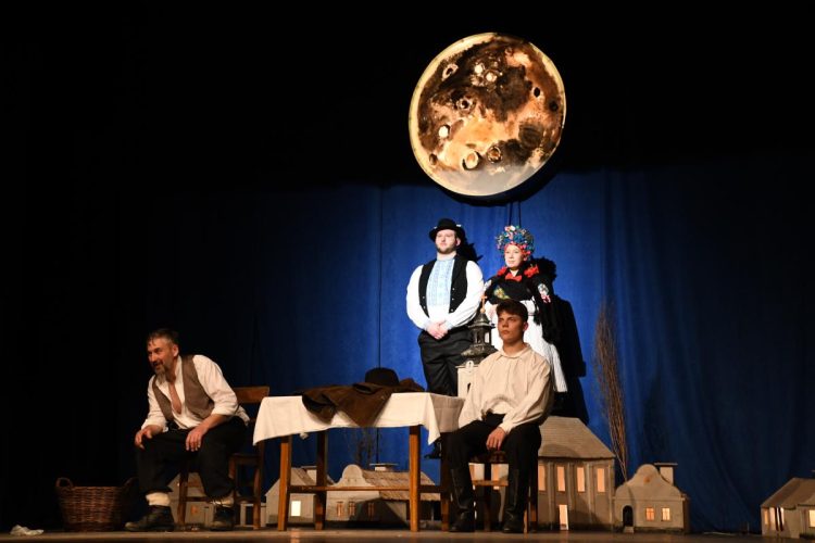 Z inscenácie Zem v podaní pazovských hercov