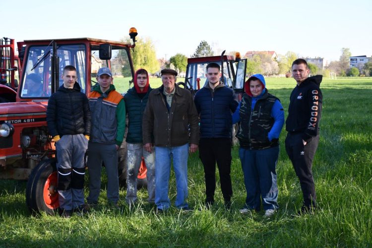 Veterán Kevenský v spoločnosti dorastu