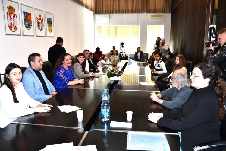 Účastníci slávnosti v Petrovci