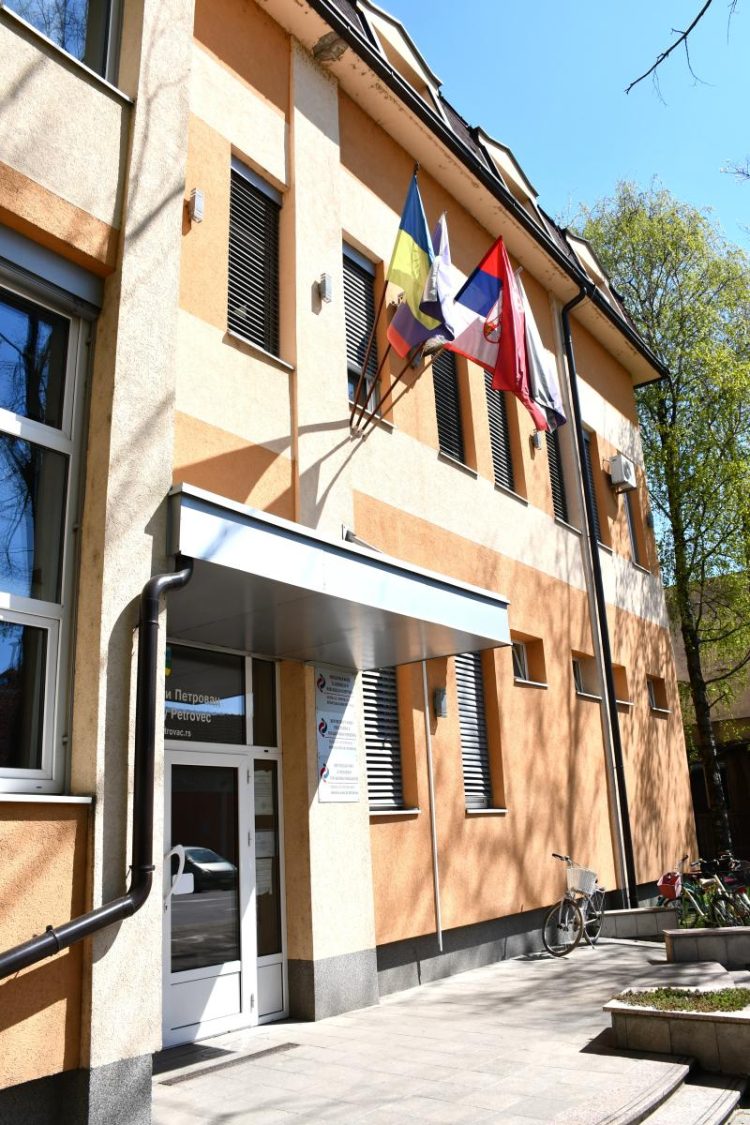 Rómska vlajka na budove lokálnej samosprávy v Petrovci