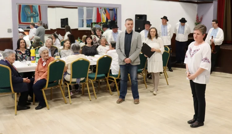 Na začiatku ilockého družobno-pracovného ženského stretnutia (foto: Matica slovenská Ilok)