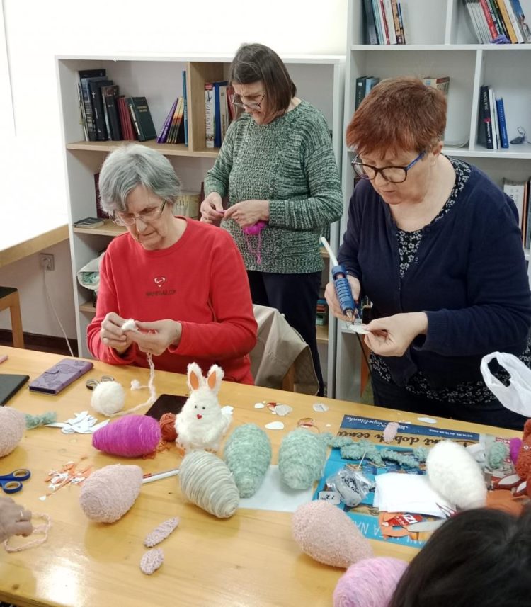 Jarmila Baková (sprava) zhotovuje veľkonočného zajačika