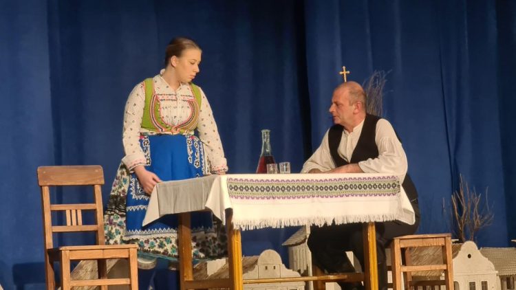 Igor Piskla stvárnil postavu Ďura Botára, bohatého sedliaka, a Klára Fitošová jeho dcéru Zuzu