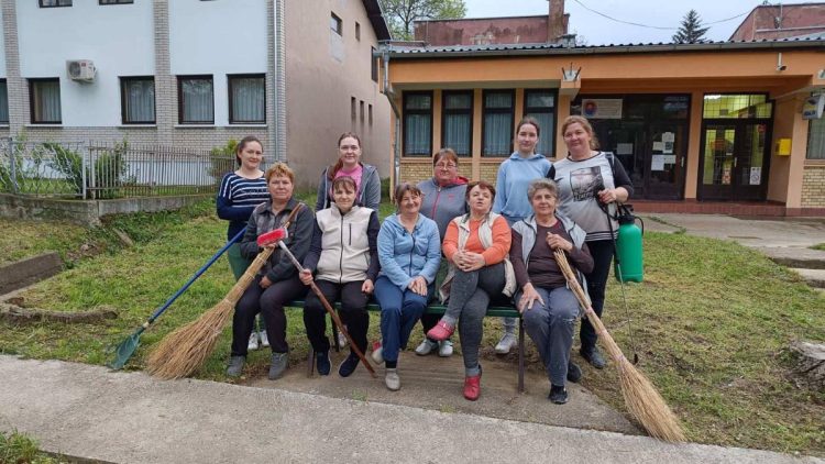 Zaslúžený oddych Lužaniek po akcii (foto: z archívu SSŽ Usilovné včielky)