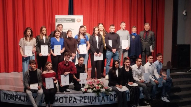  Najúspešnejší recitátori v Sečnji s členmi odbornej poroty (foto: Libuša Simendićová)