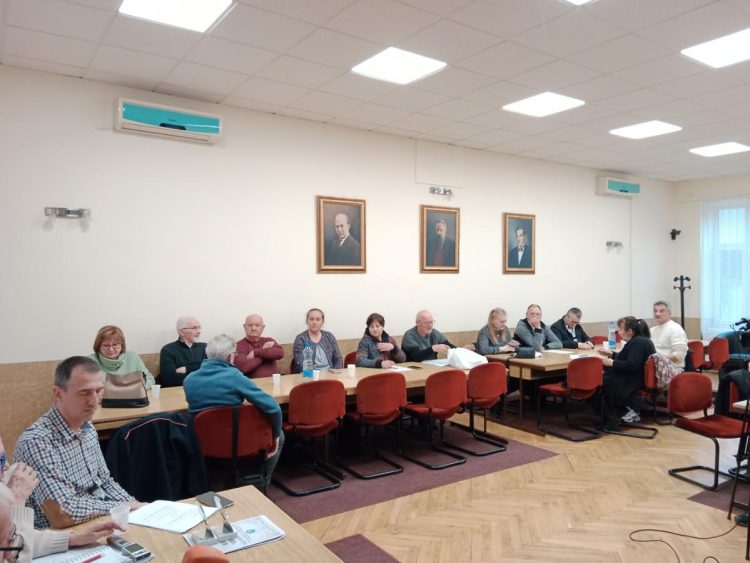 Členovia Zhromaždenia Zväzu ochotníkov Obce Stará Pazova na zasadnutí v Klube VHV v Starej Pazove