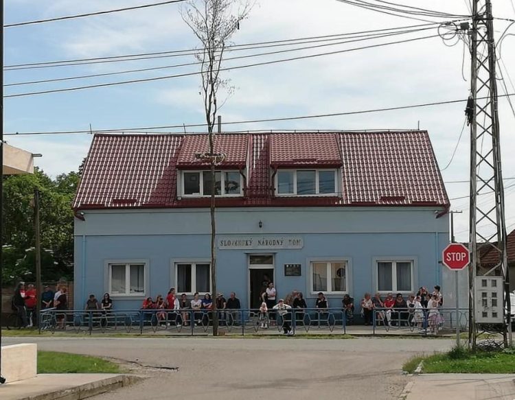 Z akcií pri ozdobenom májovom strome pred Slovenským národným domom (foto: z archívu SKUS Jednota)