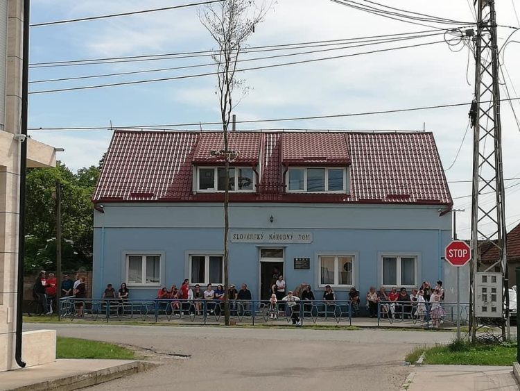 Z akcií pri ozdobenom májovom strome pred Slovenským národným domom (foto: z archívu SKUS Jednota)