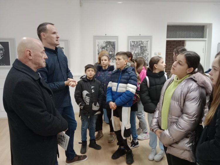 Autor vysvetľuje tamojším žiakom, ako vznikli tieto umelecké diela