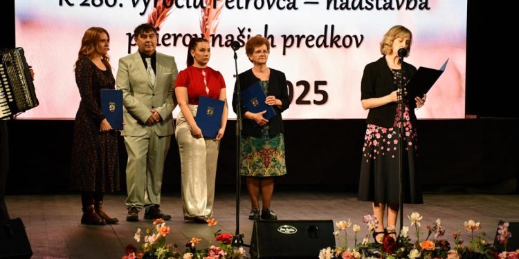Pri odovzdávaní ďakovných listov