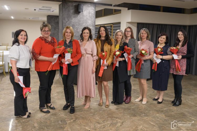 Tohtoročné jubilantky s riaditeľkou školy Aničkou Bírešovou