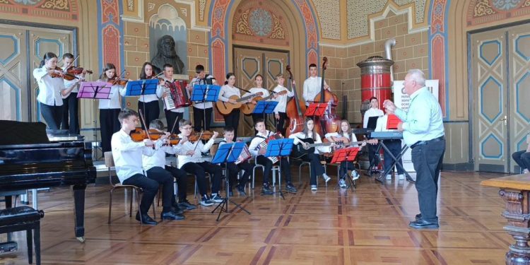 Vystúpenie kovačického orchestra (Foto: z archívu ZŠ Mladých pokolení)