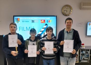 Žiaci so svojím profesorom Jánom Sabom (Foto: z archívu J. Saba)