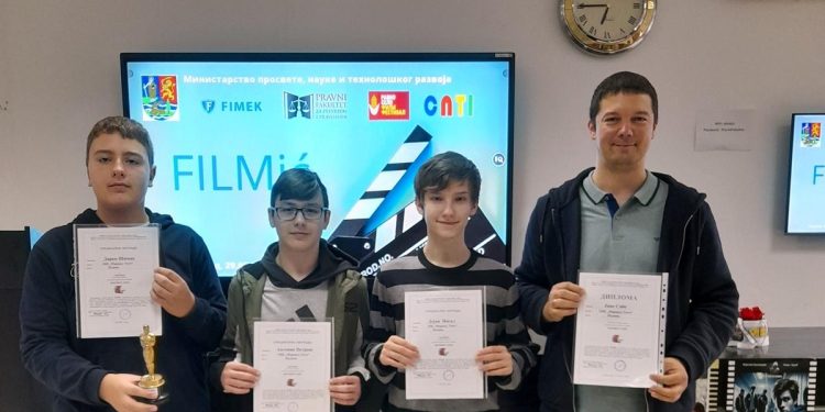 Žiaci so svojím profesorom Jánom Sabom (Foto: z archívu J. Saba)
