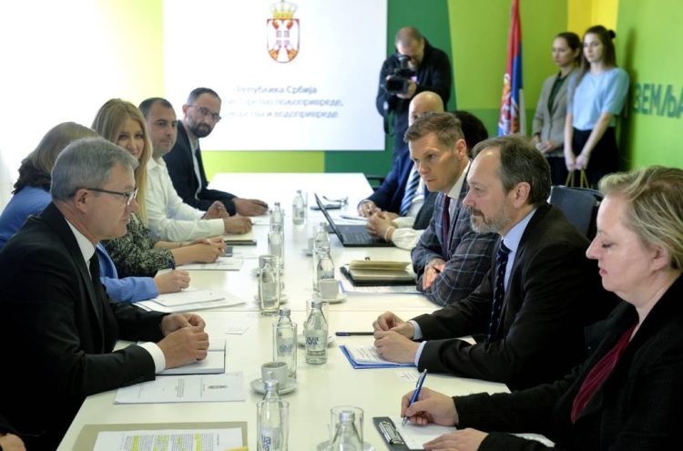 Minister Glamočić počas rokovania