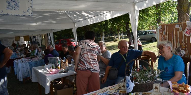 Časť stánkov domácich a hosťujúcich spolkov Svadby voľakedy a dnes
