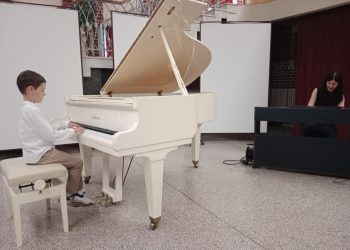 Najmladší žiaci na verejnej hodine prejavili veľkú túžbu naučiť na hrať na hudobných nástrojoch
