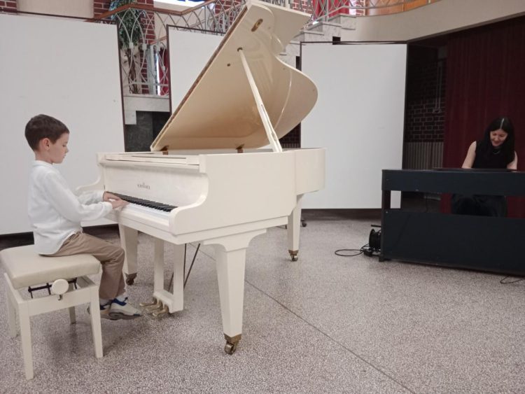 Najmladší žiaci na verejnej hodine prejavili veľkú túžbu naučiť na hrať na hudobných nástrojoch