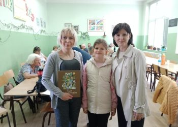 Knižný darček pre základnú školu: Irena Stojšićová (zľava)
s Katarínou Koňarikovou a jej dcérou Hankou Koňarikovou